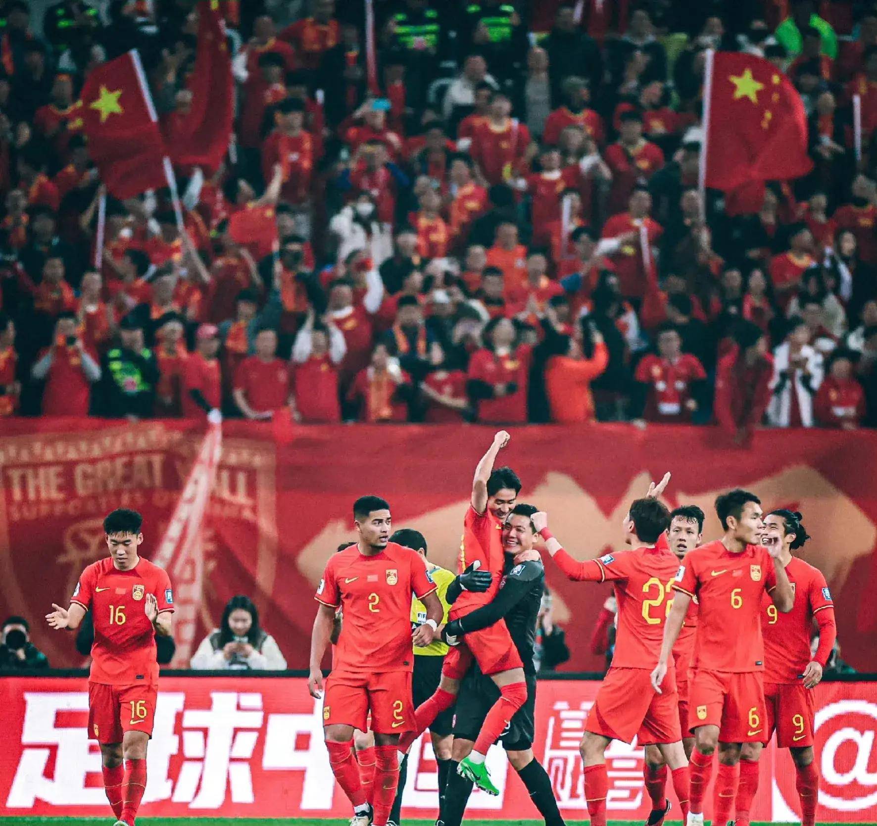 中国足球盛大比赛圆满落幕，冠军夺取舞台荣耀