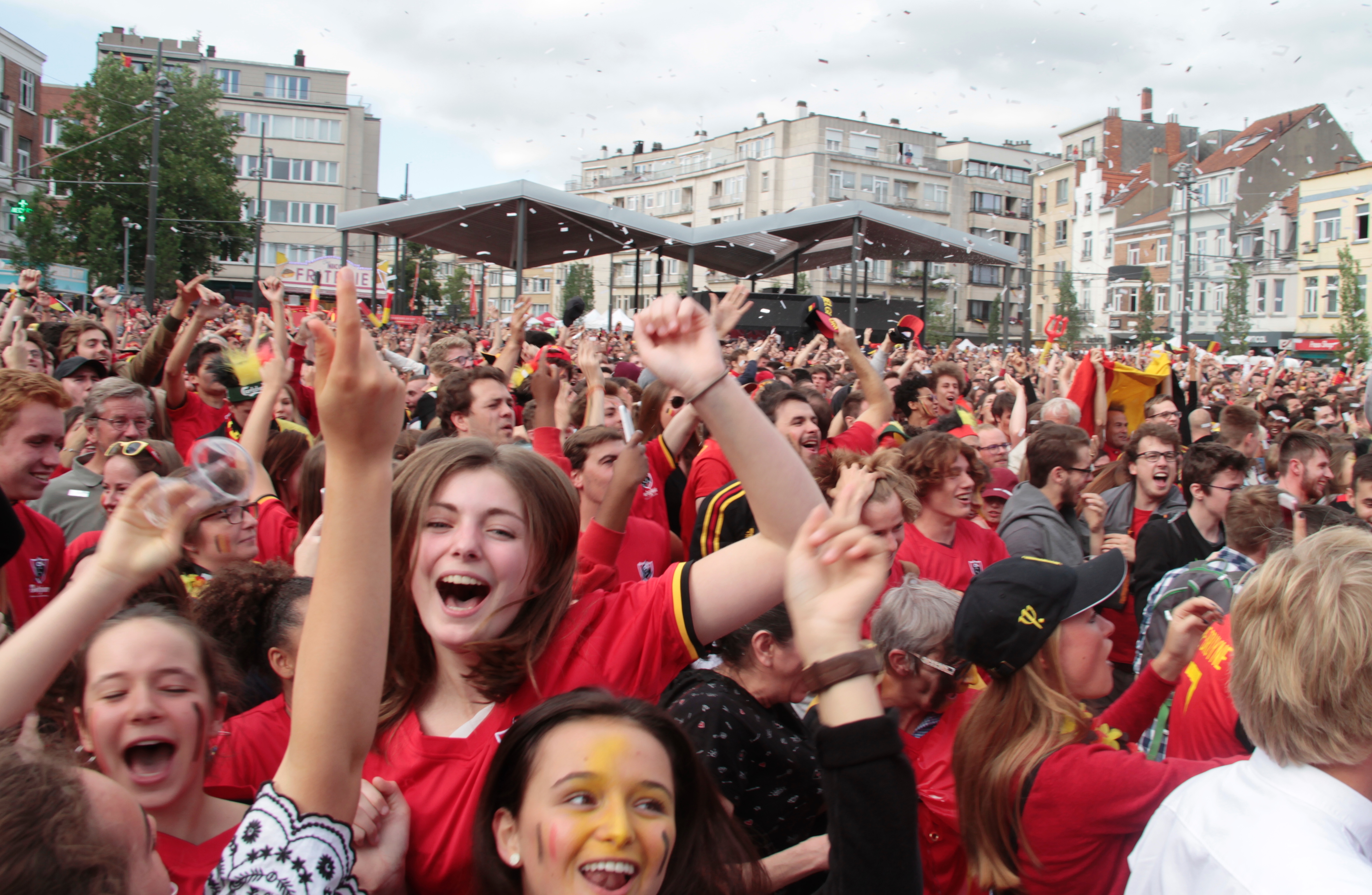 包含精彩纷呈的比赛，观众欢呼不已的词条