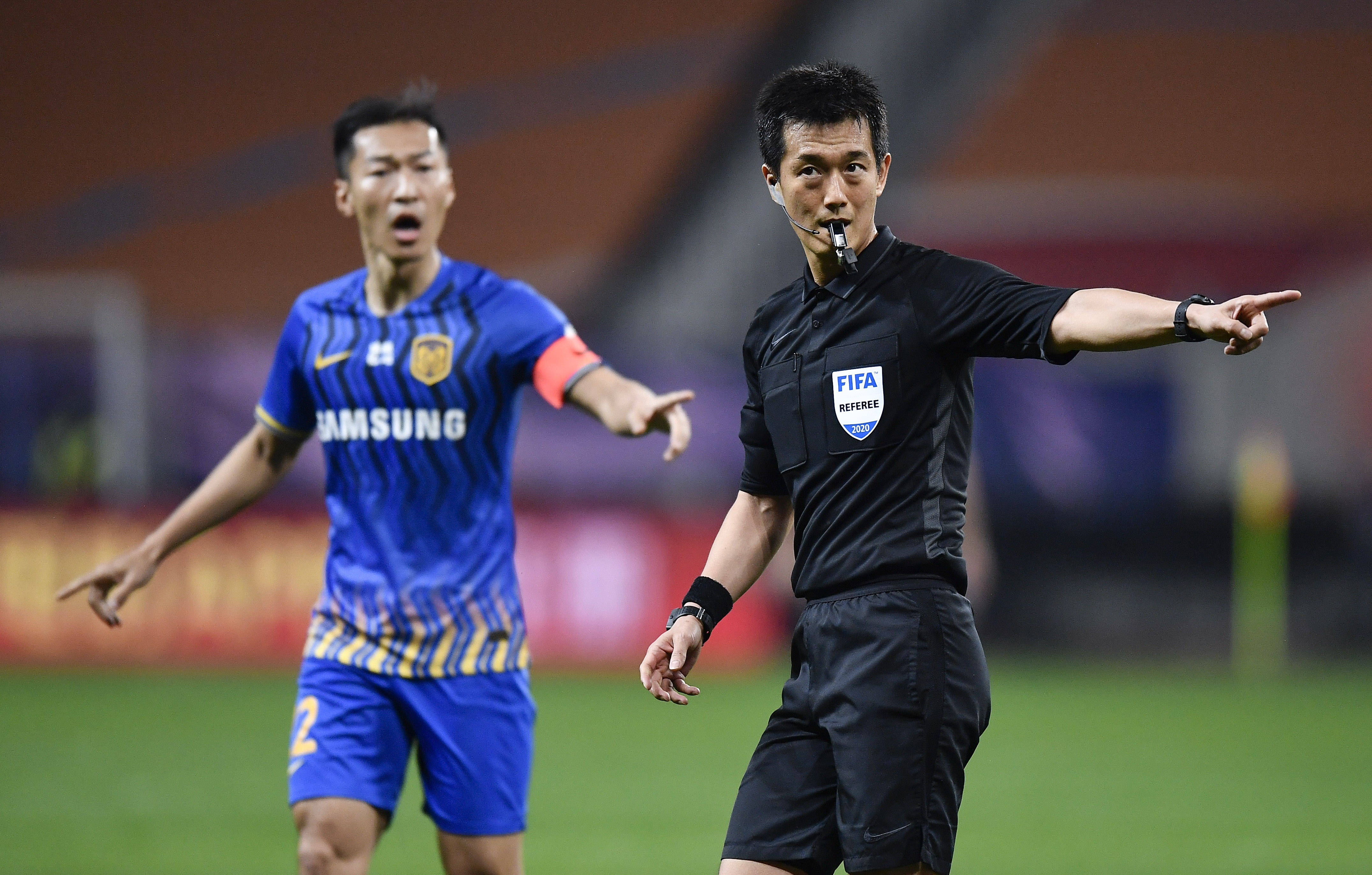 苏宁队主场大胜，球迷热情庆祝胜利