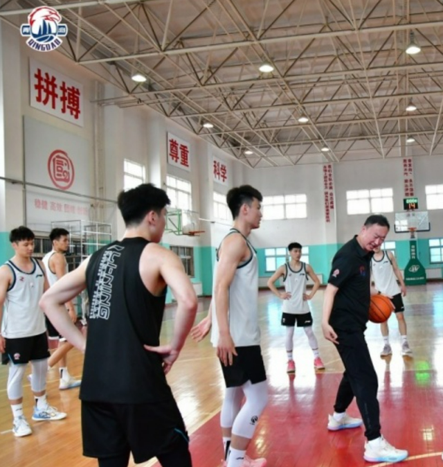 教练组织训练，严格要求球员注意细节