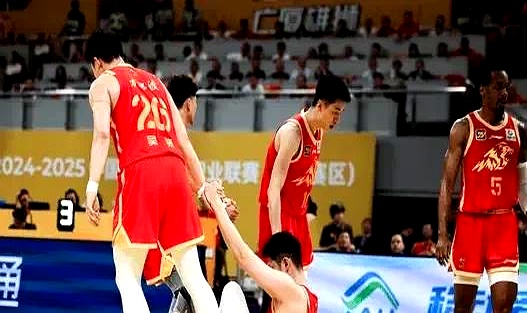 篮球赛发生球迷冲突暂停比赛